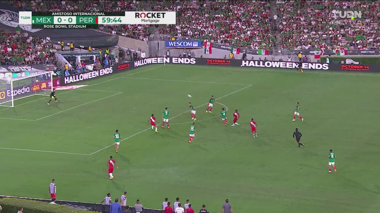 ¡Ni se inmuta Ochoa! Edison Flores saca tiro que termina en la tribuna