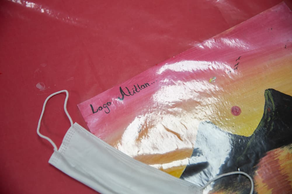El dibujo de un niño en el salón de pintura del albergue 'Nohemí Álvarez Guille'. Es del Lago Atitlán, una de las bellezas naturales de Guatemala, la masa de agua más grande del país, rodeada de volcanes.