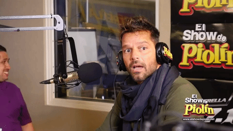 Ricky se mostró emocinado al escuchar a la Vale. Sin embargo, su semblante cambió al escuchar decir a la actriz decir que no estaba emocionada de hablar con el boricua pues en el pasado, supuestamente, el cantante le "hizo algo". "Tú sabes lo que pasó Ricky", fue la frase que casi lo hace llorar.