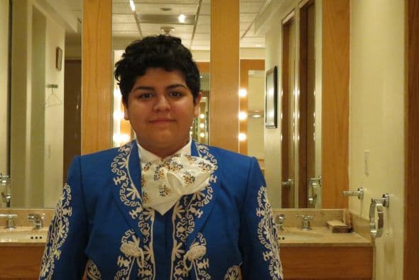 La joven de Wisconsin probó con un hermoso trajo de charro azul.