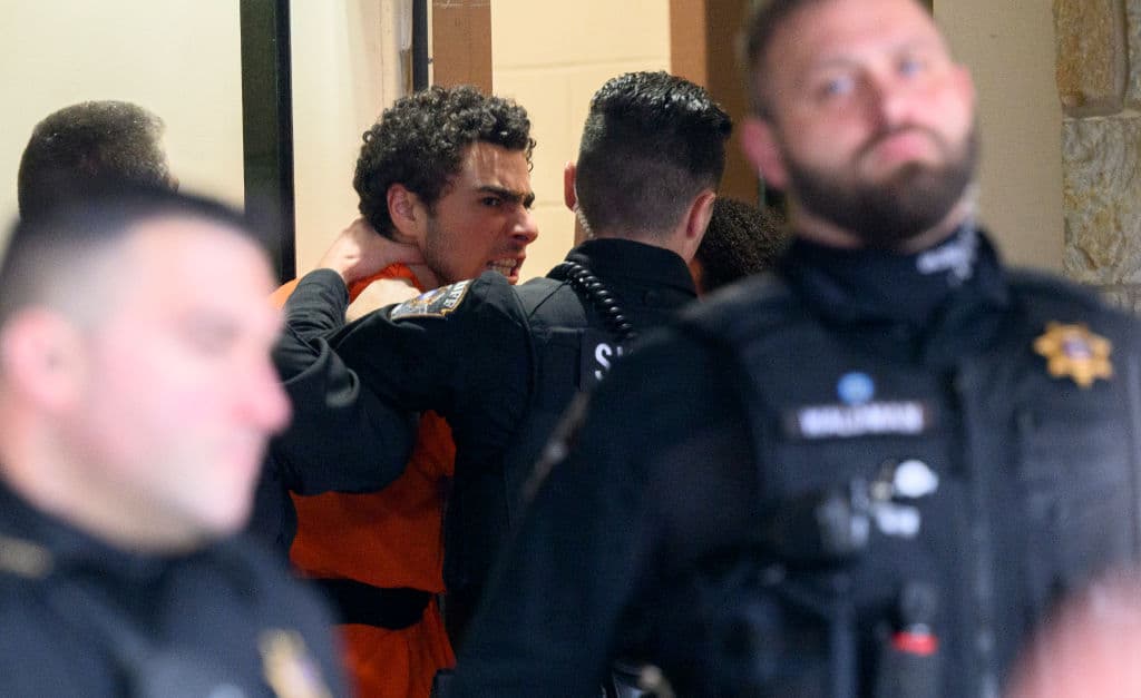 En sus notas, Mangione criticaba el sistema de salud estadounidense, señalándolo como el más costoso del mundo, y argumentaba que las ganancias corporativas aumentaban mientras la expectativa de vida no mejoraba. Los investigadores también encontraron referencias al "Unabomber" Ted Kaczynski, a quien el sospechoso describía como un "revolucionario político".