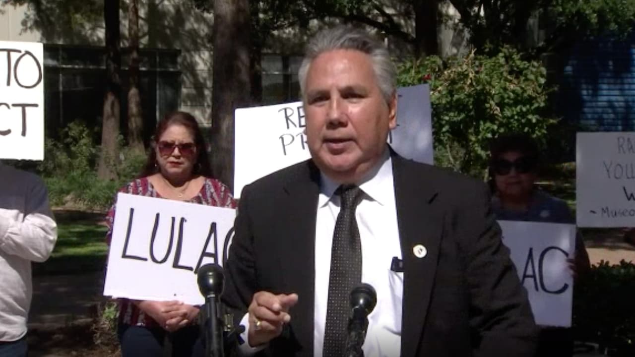 Activistas y LULAC se dieron cita frente al distrito escolar independiente de Houston (HISD) para exigir justicia en este caso.
<br>