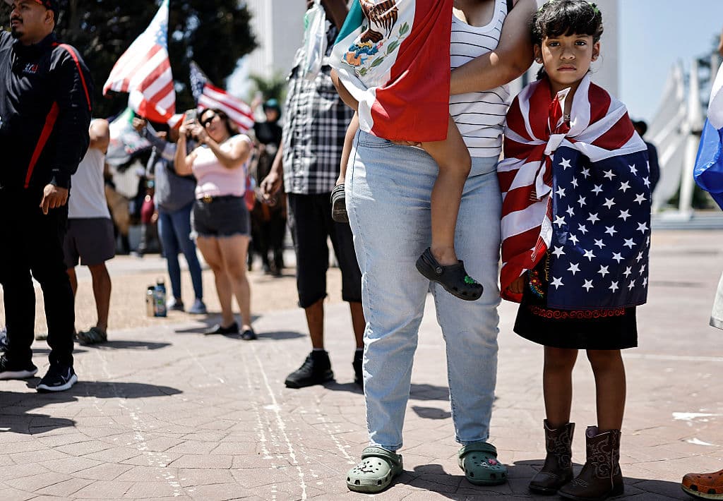 Otras familias, como esta, se sumaron presumiendo las banderas de México y de Estados Unidos, que para muchos se ha convertido en su segundo hogar.