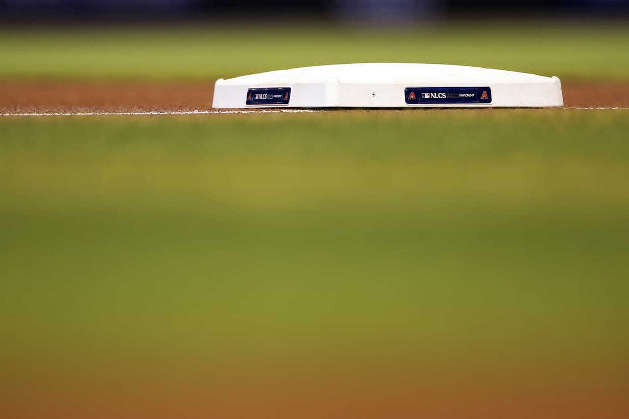 <b>Alertan sobre posibles estafas</b>
<br>La Fiscal General Kris Mayes recuerda a los fanáticos que estén atentos a posibles estafas de boletos y alojamiento. “La demanda de entradas de béisbol para la Serie Mundial atrae a estafadores que venden entradas falsificadas”, señaló en un comunicado.