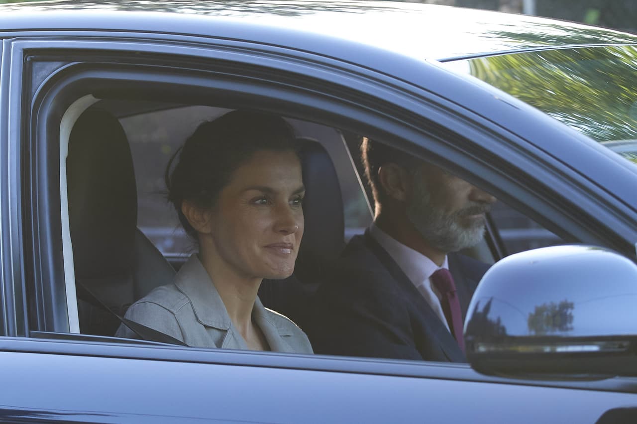 Al parecer el estilo natural de doña Letizia conquistó a la prensa que la esperaba en este acto no oficial.