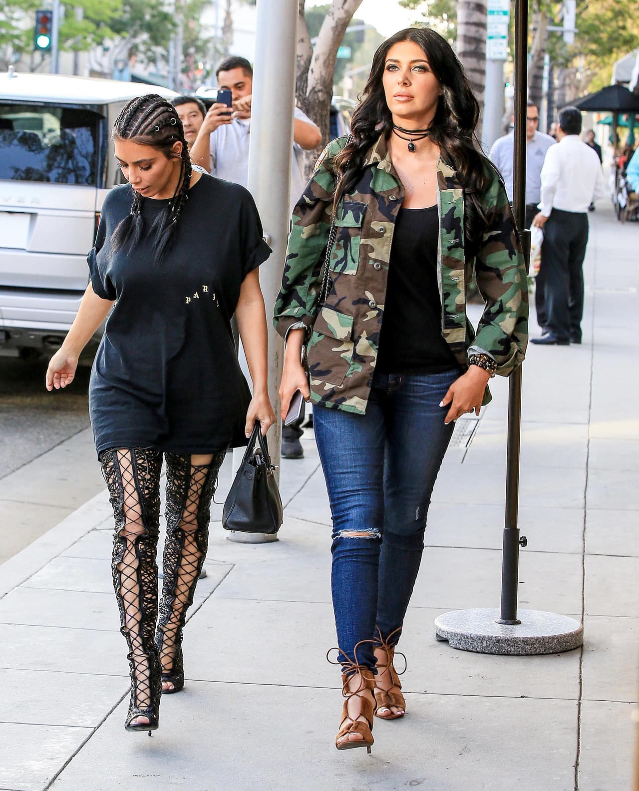 La media cuadra que la señora Kardashian caminó, siempre estuvo alerta de que no se le moviera ni un hilito de sus altísimas botas.