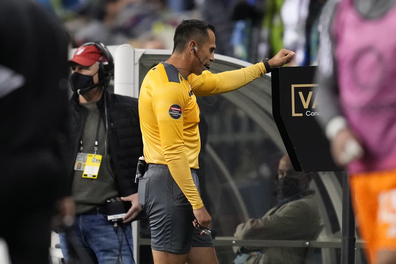 Al 65’, Ruidíaz fue derribado en el área. La jugada se revisó en el VAR y se concedió la pena máxima. Nicolás Lodeiro no tuvo piedad y anotó para el 3-1 definitivo que le da a Seattle una buena ventaja para la vuelta en New Jersey.