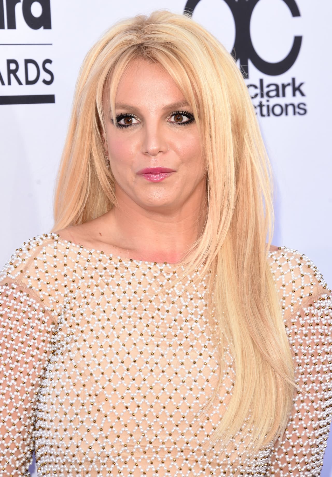 ¡Qué susto quedarse en pleno show atrapada en las alturas! Lo bueno es que ella pudo quedar libre y trató de continuar el show como si nada pasara.