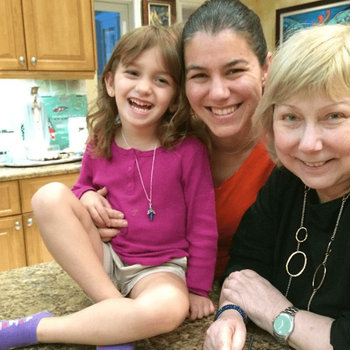 "Este pasado sábado celebramos la primera comunión de mi nieta Cristina María, aquí junto a su hermano Domenic y mi esposo Marcos. Que Dios siempre te bendiga mi niña linda", escribió.