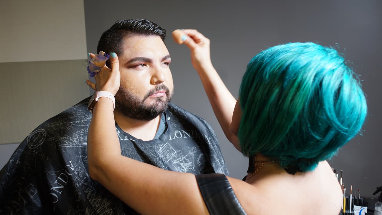 El Tambochi pago la apuesta contra El Compa Ivan cambiando de 'look' por un día.