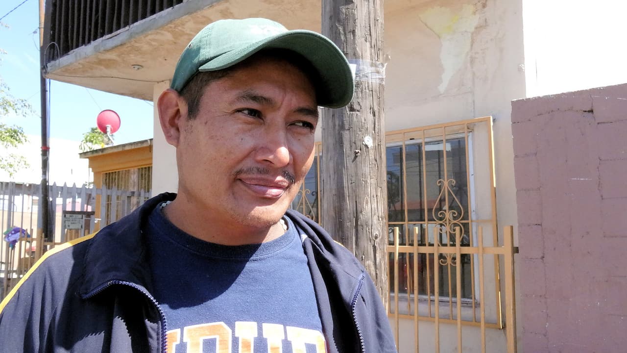<b>Ángel</b>. Este jornalero decidió huir de su casa en el central departamento de Yoro, en Honduras, tiempo después de que pandilleros de la MS-13 mataran a su hermano: "Era un profesor rural que no se metía con nadie, así que no sabemos el motivo". Dos meses más tarde, los mismos criminales asesinaron a su sobrino y le advirtieron que le pasaría lo mismo si no obedecía todo lo que le pedían que hiciera. Así que decidió marcharse; en la huida, recorrió diversos pueblos de Honduras. Entonces, los pandilleros decidieron ser más crueles: "Golpearon y violaron a mi madre, una mujer de 87 años, porque querían que les dijera dónde estaba yo, para hacerme regresar; yo tengo pruebas de todo eso, fotos del hospital". Como no podía trabajar de manera estable, decidió unirse a la caravana con su hijo de 5 años. "Esperamos que nos concedan asilo. Si nos lo niegan vamos a estar en mucho peligro, pero si lo conseguimos, vamos a ver cómo vamos a ayudar a los demás en la familia".