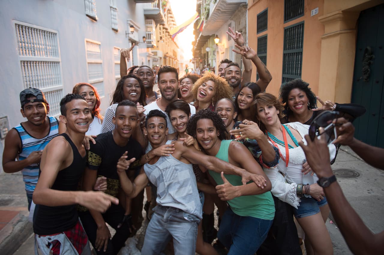 ¡Mira qué bien se la pasó el cantante! Junto con sus bailarines y personas del lugar pasó grandes horas de diversión.