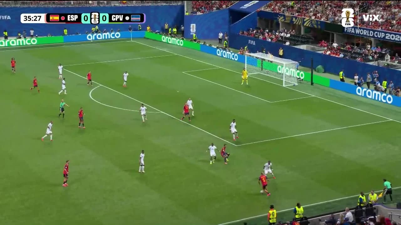 ¡Se salva Cabo Verde! Potente disparo de Pedri que pasa rozando el gol
