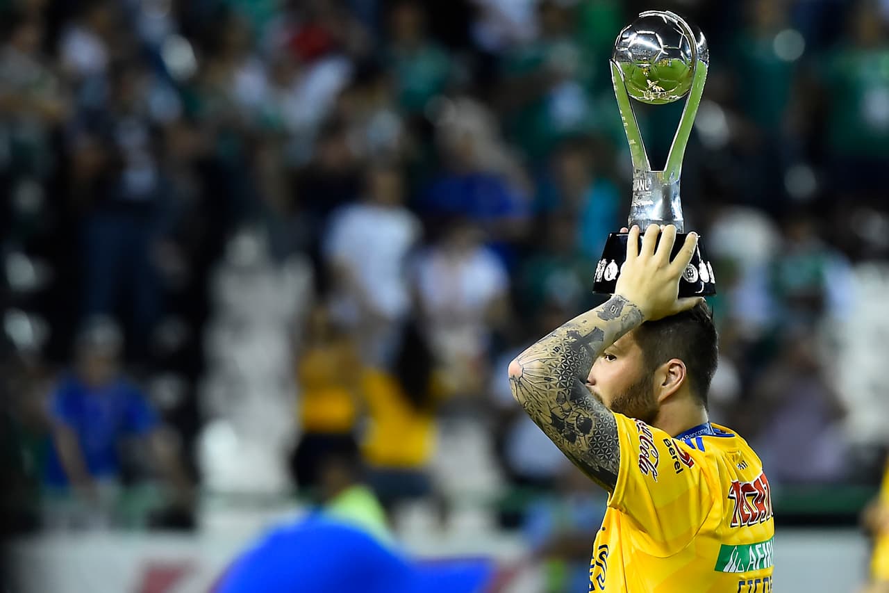 ¡Tigres se proclama Campeón del fútbol mexicano! Los felinos regiomontanos cosecharon su séptimo título de la Liga MX y se cuelan, aunque muchos se sigan negando a aceptarlo, entre los grandes del balompié azteca. Luego de superar en una Final de un solo gol a los Esmeraldas del León, así se dieron los festejos de los Tigres en patio ajeno, imágenes para el recuerdo y que hay que darse un tiempo para echarles un ojo, sobre todo la fiel afición de los felinos regios.