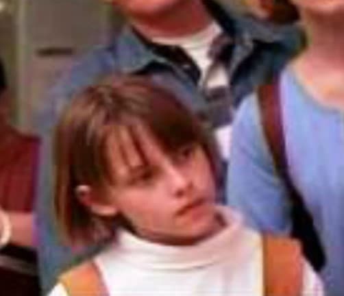 <b>Kristen Stewart, cameo</b>
<br>Pocos saben que Kisten Stewart en algún momento fue una chica Disney. Pero solo fue por un breve momento, pues en ‘Triton por accidente’ tan solo hizo un cameo de pocos segundos como una alumna de la escuela a la que iba Cody. Fue su primera aparición en una película.