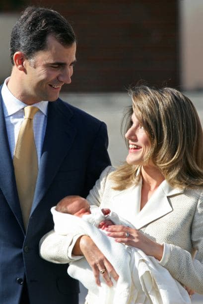 La princesa de Leonor acaba de ser nombrada princesa de Asturias y es la segunda en la línea de sucesión a la corona española.Actualmente estudia en un colegio muy cerca de sus padres, pero al igual que su padre el rey Felipe VI recibirá amplia formación militar y profesional.Sólo tiene ocho años, pero ella sabe su papel y demuestra su formación real en cada evento al que asiste. Toma clases de mandarín, ballet y practicar deporte.