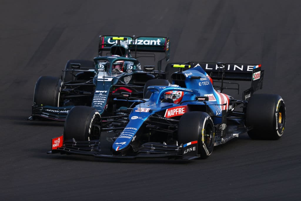 Esteban Ocon es campeón del Gran Premio de Hungría. La carrera se vio accidentada y detenida con bandera roja cuando Bottas se deslizó hacia la parte trasera del McLaren de Norris, quien se inclinó hacia el auto de Verstappen, y Bottas se estrelló contra el segundo Red Bull de Sergio Pérez. Stroll intentó zambullirse por el interior en la curva 1, pero golpeó el Ferrari de Charles Leclerc, que a su vez chocó contra Ricciardo. Vettel fue segundo y Hamilton consiguió la tercera posición.