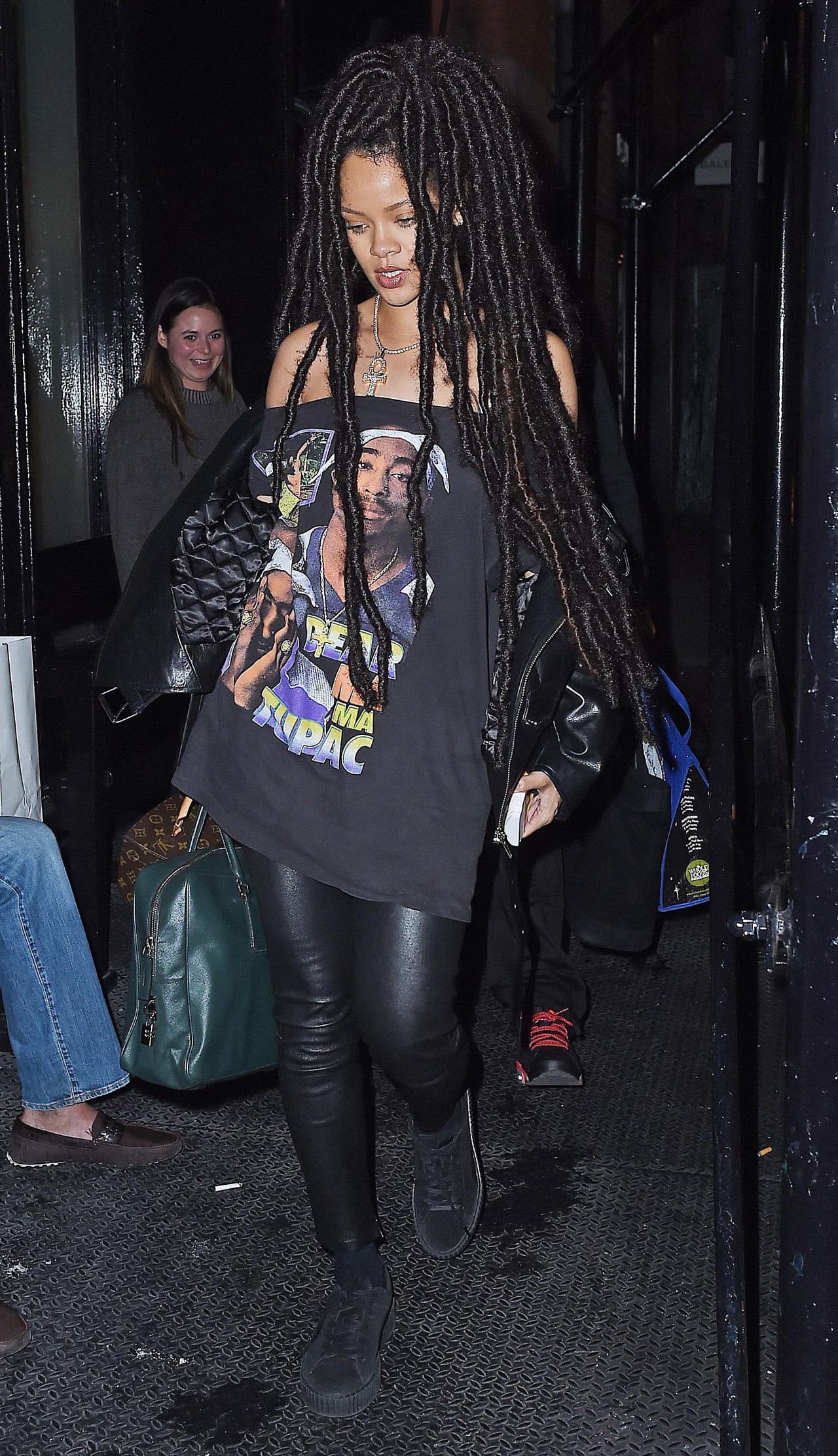 El misterio de que Rihanna no confirme a Drake como su novio podría tener nombre y apellido.