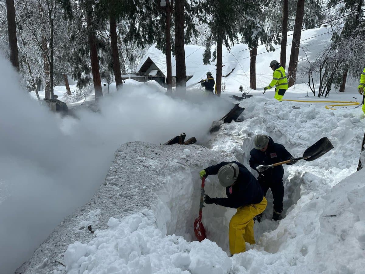 La Guardia Nacional y bomberos están ayudando a quitar la nieve de las casas en Lake Arrowhead. Los residentes de esta área han estado atrapados de 9 a 10 días.
<br>