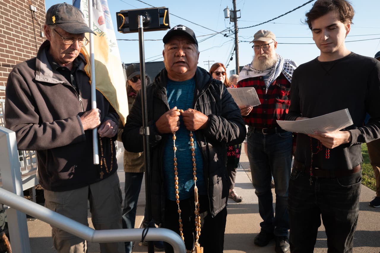 En el centro de procesamiento de ICE en Broadview, 
<a href="https://www.univision.com/local/chicago-wgbo/local/chicago-wgbo/ice-broadview-protestas-joaquin-martinez" target="_blank">Joaquín Martínez reza un rosario</a> como cada semana para pedir por los inmigrantes que enfrentan sus casos ante autoridades federales.