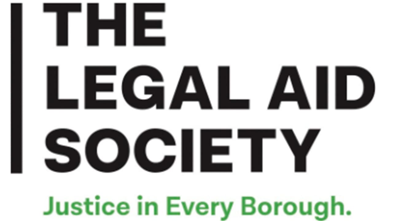 "Mientras esta convicción toma a Derek Chauvin como responsable por sus acciones, no curas la epidemia de la violencia policia o enfrenta los sistemas racistas que propaga estos eventos. Mientrass este juicio se lleva a cabo, Duante Wright y Adam Toledo fueron asesinados por la policía. La Policía en esta nación tienen demasiado poder y control en espacios donde, simplemente, no pertenecen.", estableció el comunicado de la firma legal de justicia social, 
<b><a href="https://legalaidnyc.org/" target="_blank">The Legal Aid Society</a></b>. "Debemos fundamentalmente cambiar este poder", establecieron.