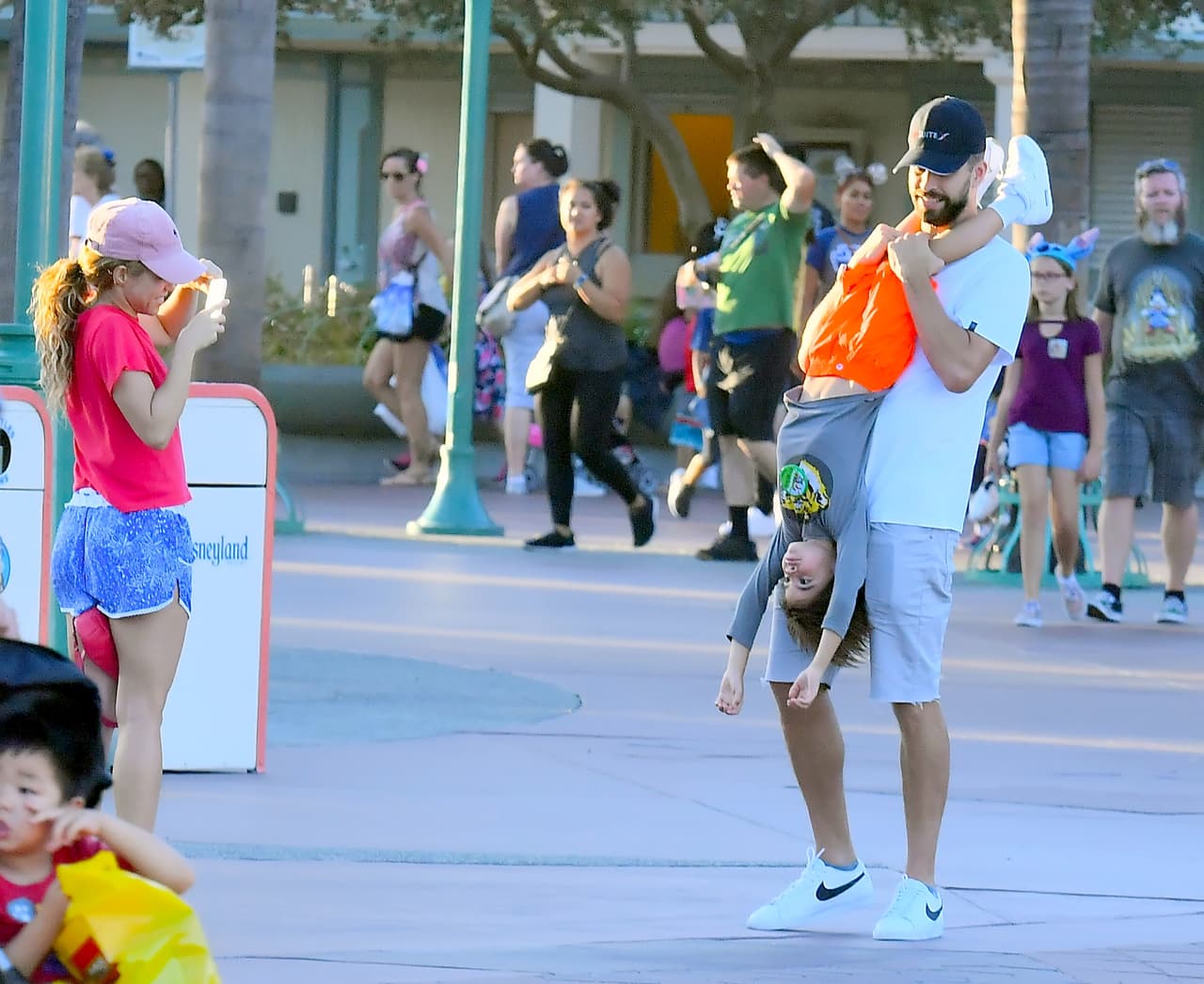 Aunque hizo un alto para inmortalizar este divertido momento entre Milan y su papá. ¿Estarían practicando para alguna atracción?