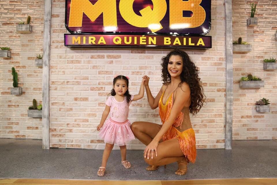 Giulietta llegó muy linda, lista para apoyar a su mamá en la pista de baile.