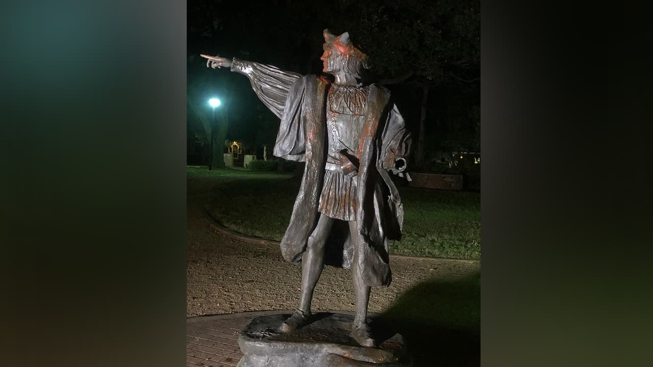 El jueves 18 de junio, la 
<b><a href="https://www.univision.com/local/houston-kxln/vandalizan-de-nuevo-la-estatua-de-cristobal-colon-en-el-parque-bell-de-houston-video">estatua</a></b> amaneció salpicada con salsa de tomate.