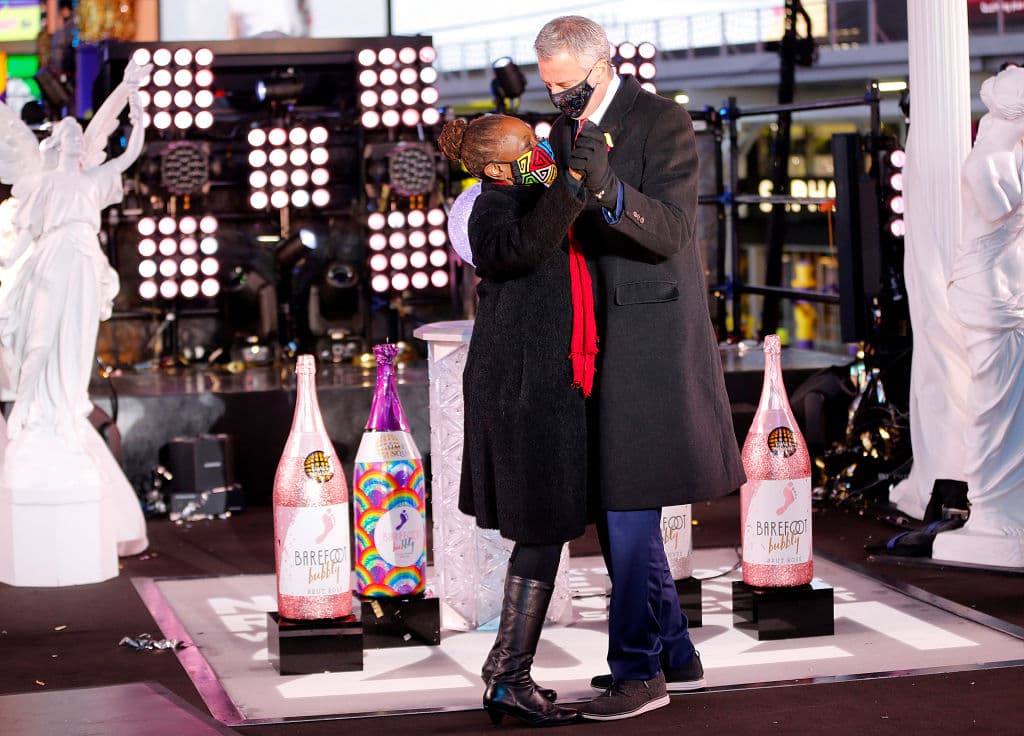 El alcalde de la ciudad, Bill de Blassio bailó junto a su esposa, la escritora y activista Chirlane McCray, en el escenario de Times Square. 2020 fue "sin duda el año más duro de la historia de Nueva York", admitió de Blassio y prometió que en este mes de enero se vacunarían un millón de neoyorquinos.