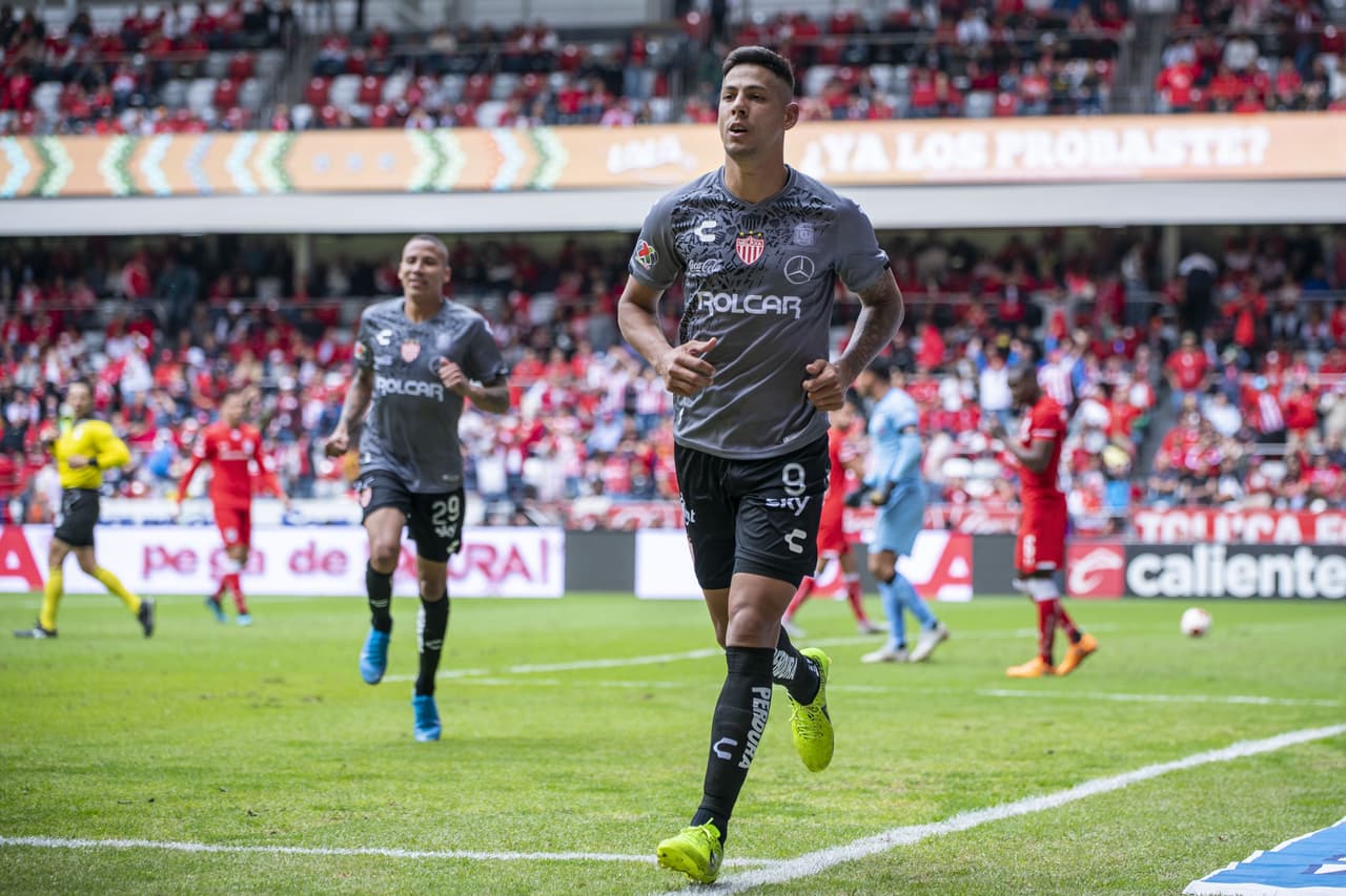 Mauro Quiroga hizo doblete y en tiempo de compensación puso el 2-3 para vencer a los Diablos Rojos de Toluca en su propio 'infierno'.