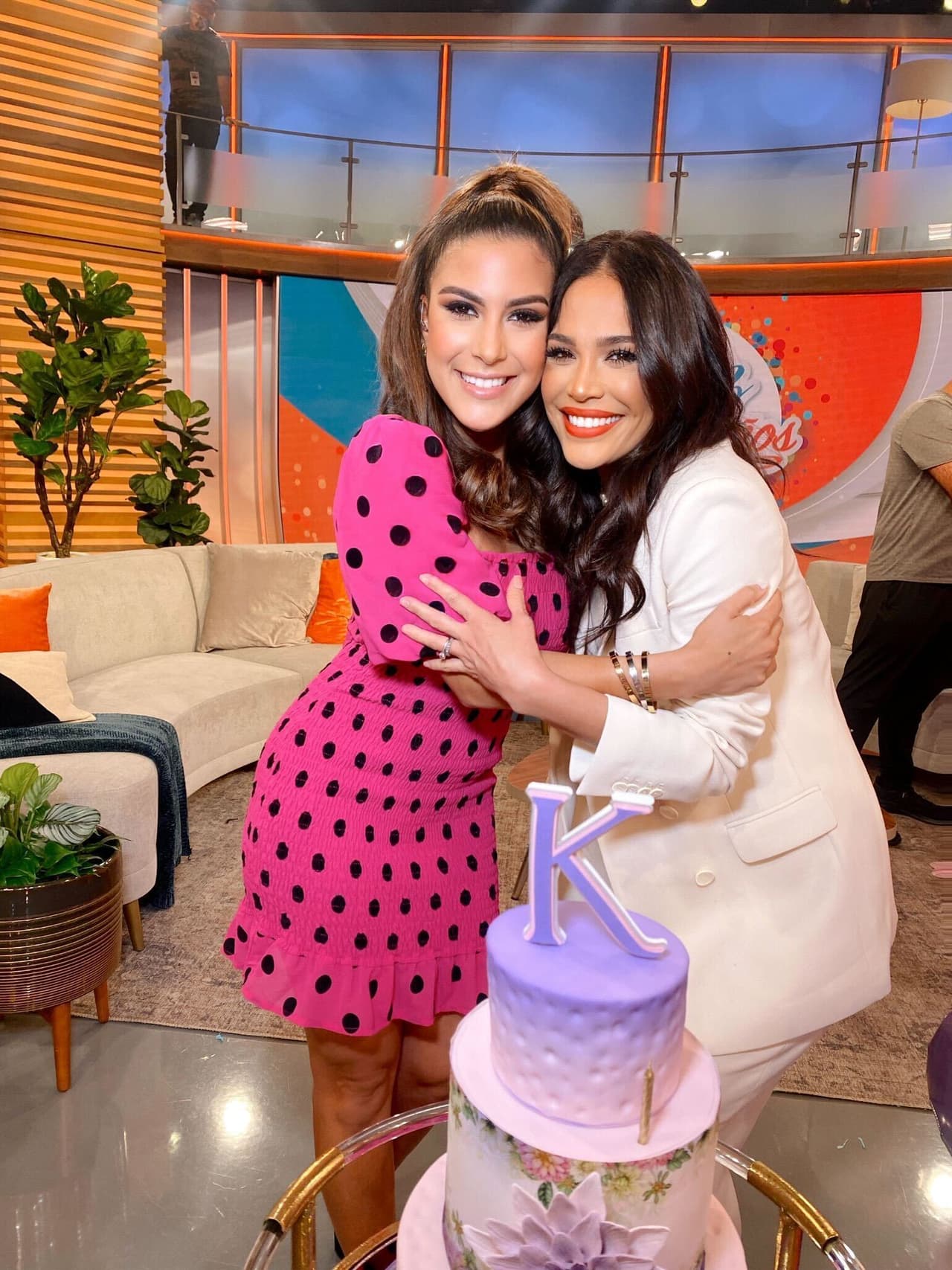 La más pequeña de la casa también aprovechó para tomarse la foto del recuerdo y compartirla en redes sociales, deseándole un feliz cumpleaños a la querida Karla.