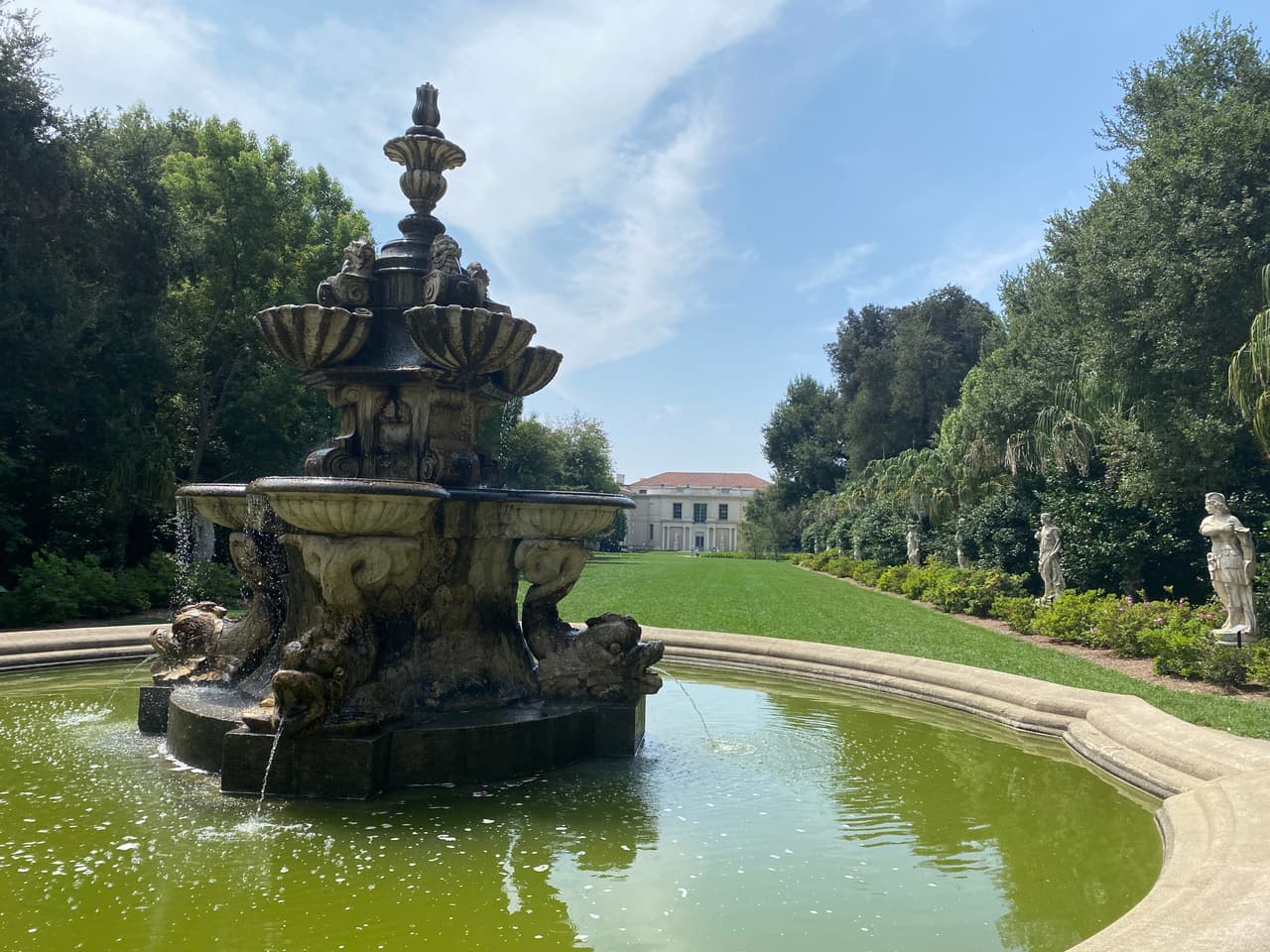 En una extensión de terreno de más 500, la biblioteca, 
<a href="https://www.huntington.org/" target="_blank">Huntington Library </a>es un histórico monumento del desarrollo del sur de California, casa de una extensa colección de arte y dedica unos 129 acres de terreno a jardines botánicos que te asombrarán.