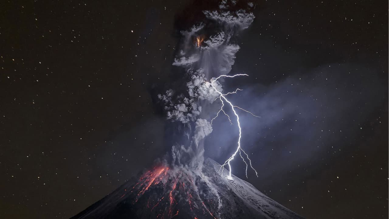 Un rayo sobre un volcán: la instantánea que convirtió a un mexicano en fotógrafo del año para National Geographic