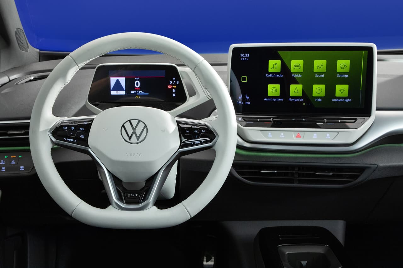 Por dentro, la cabina hace eco del aspecto futurista de su exterior, con sus funcionalidades controladas casi por completo de manera táctil o a través de comandos de voz.