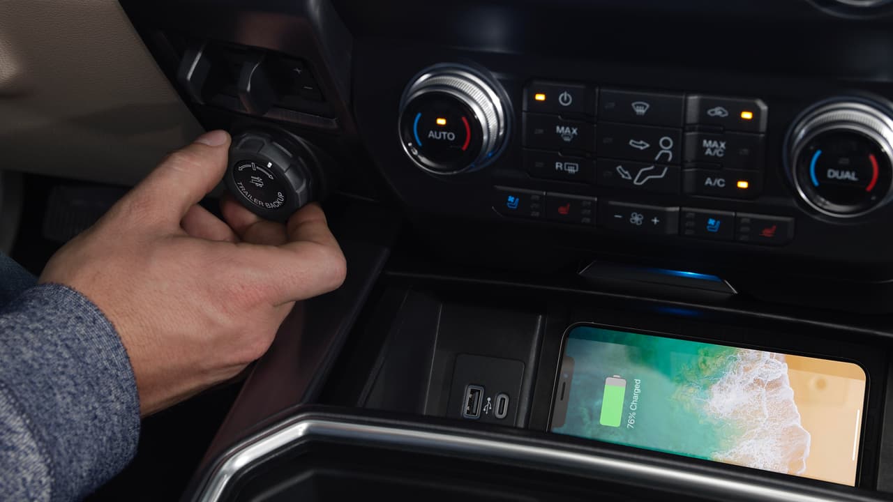 Y hablando de remolques, la Ford Serie-F Super Duty 2020 regresa con el asistente de retroceso para remolques Pro Trailer que se maniobra con solo girar una perilla en el tablero de controles.