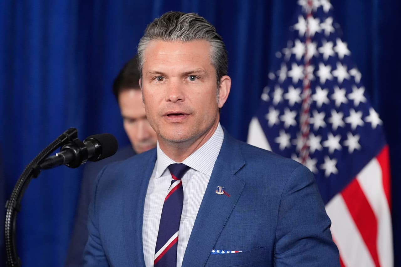 El secretario de Defensa Pete Hegseth durante una conferencia de prensa el 3 de enero de 2026, en Palm Beach, Florida.