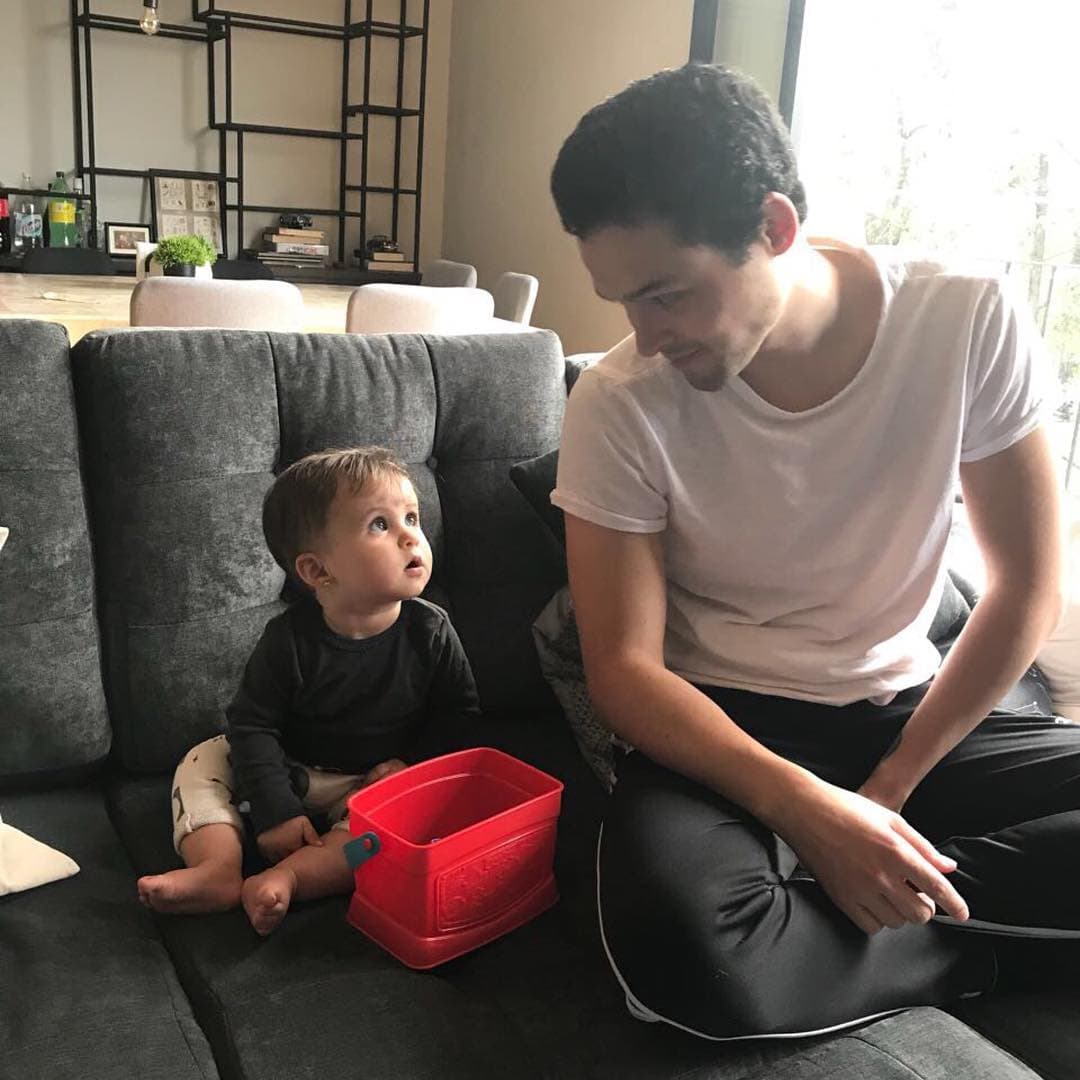 Este 11 de octubre Lúa cumplió 9 meses de vida y lo festejó junto a su tío, el también actor Gonzalo Vega Jr., en esta imagen
<b><a href="http://www.univision.com/temas/zuria-vega">Zuria Vega</a></b> escribió: "Felices 9 meses para ti y para todos los que te tenemos cerca mi amor bonito. TE AMO".