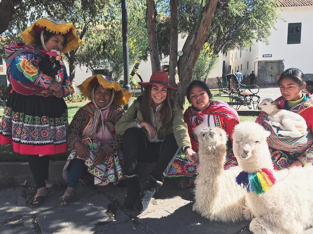 Y claro que no podía faltar esta grandiosa imagen de Perú, la actriz rodeada de mujeres peruanas con vestimenta típica del lugar, así como con unas hermosas llamas, animales representativos del lugar.