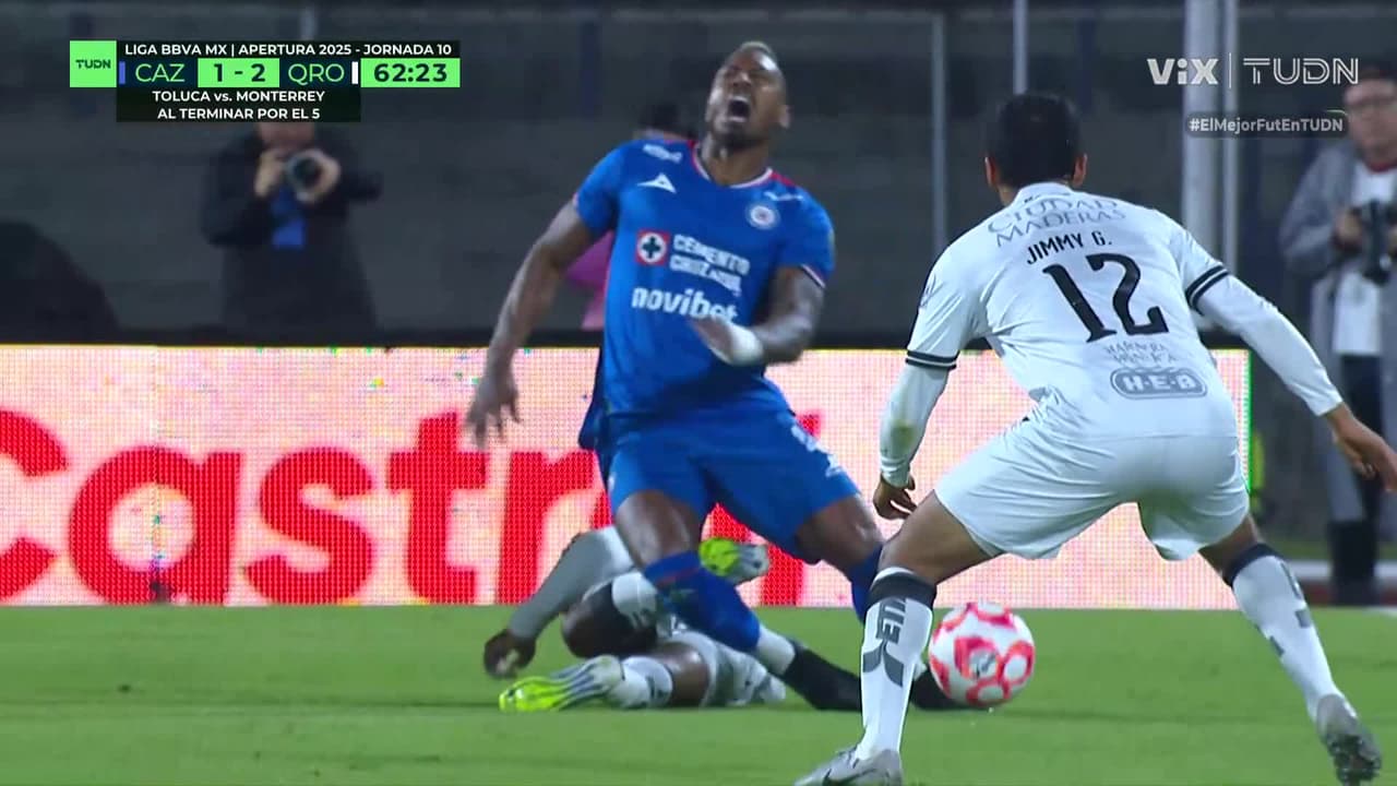 ¡Jhojan Julio de Querétaro se va expulsado por entrada criminal sobre Ditta!