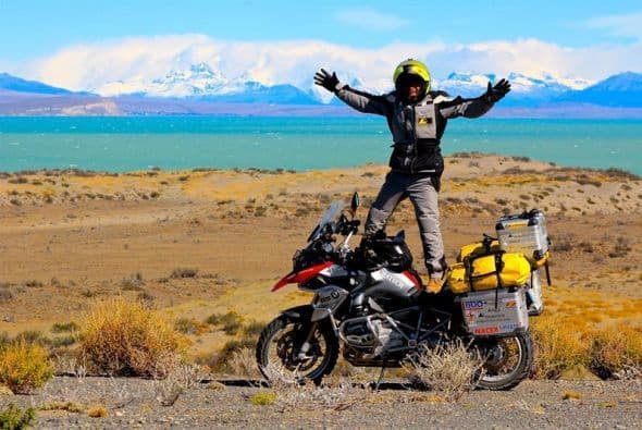 El escritor español Miquel Silvestre, quien renunció a un trabajo estable como funcionario para recorrer el mundo en moto.