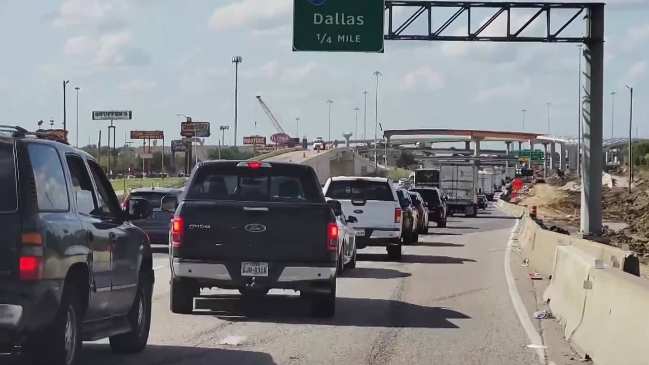 Gabriela López denuncia que cuando transitaba por la Interestatal 30 una lámina de madera se atoró en su vehículo, causándole daños. La conductora dice que las autoridades deberían aumentar la vigilancia, pues afirma que en las vías es común encontrar todo tipo de objetos. El Departamento de Transporte de Texas señala que sí puede remover los obstáculos de las calles, pero no responde por los impactos en los autos. En el caso de López, los daños de su auto podrían llegar a los $8,000.