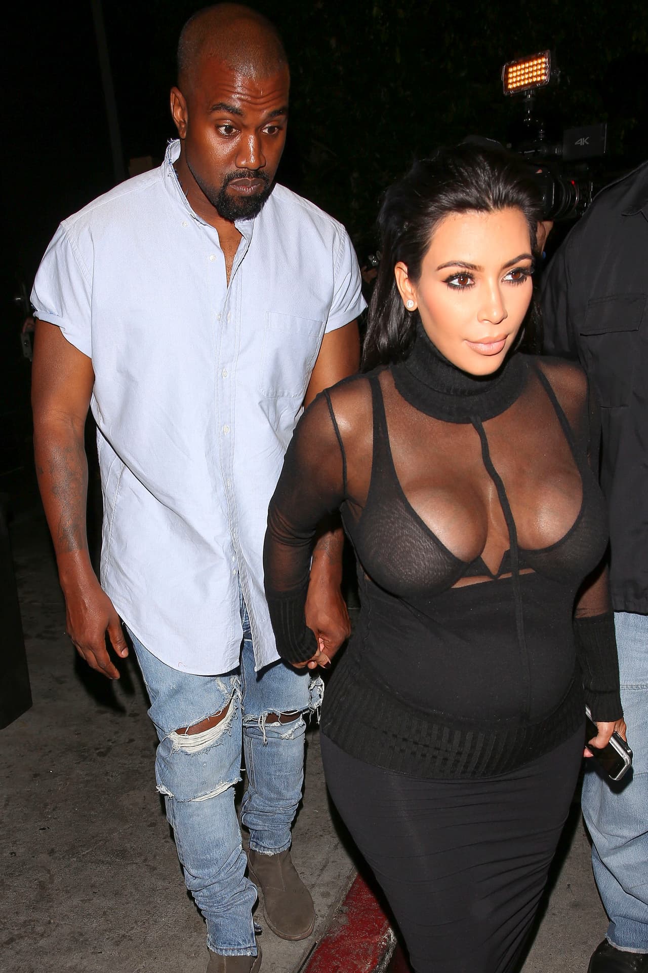 En la imagen se puede apreciar un vientre abultado, unas caderas anchas y unos senos muy grandes.