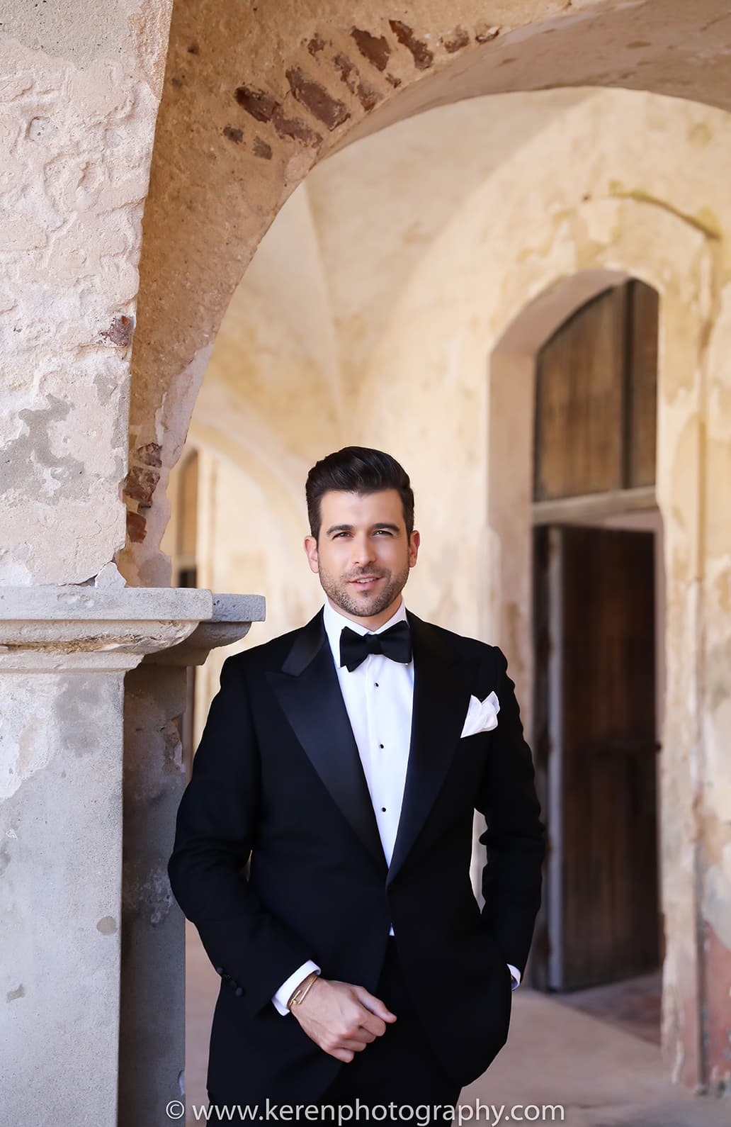 Ricardo luce como el verdadero príncipe azul de Aleyda en esta imagen.