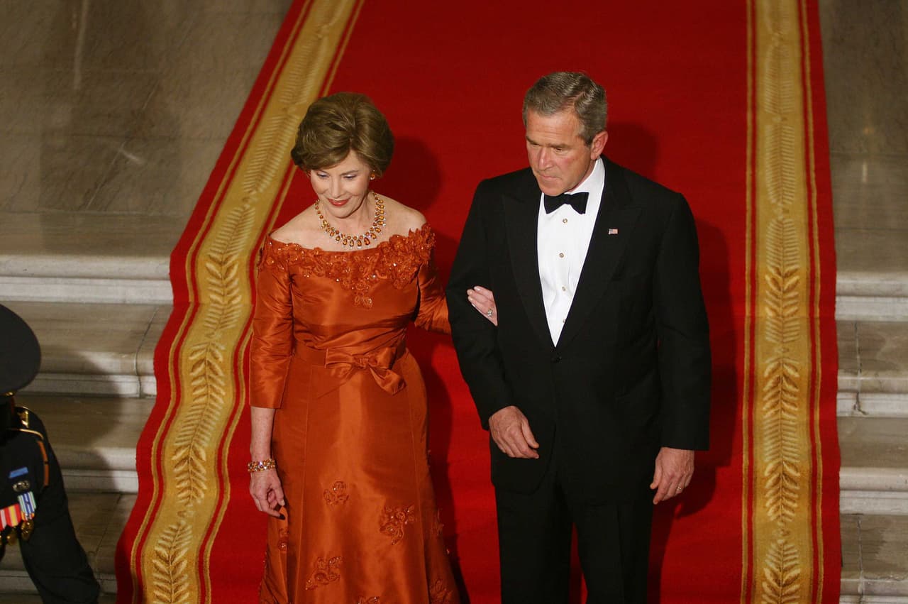 En 2005, la primera dama Laura Bush eligió un vestido rojo de Oscar de la Renta para recibir al príncipe Carlos de Gales y a Camilla de Cornualles en la Casa Blanca, para una cena.