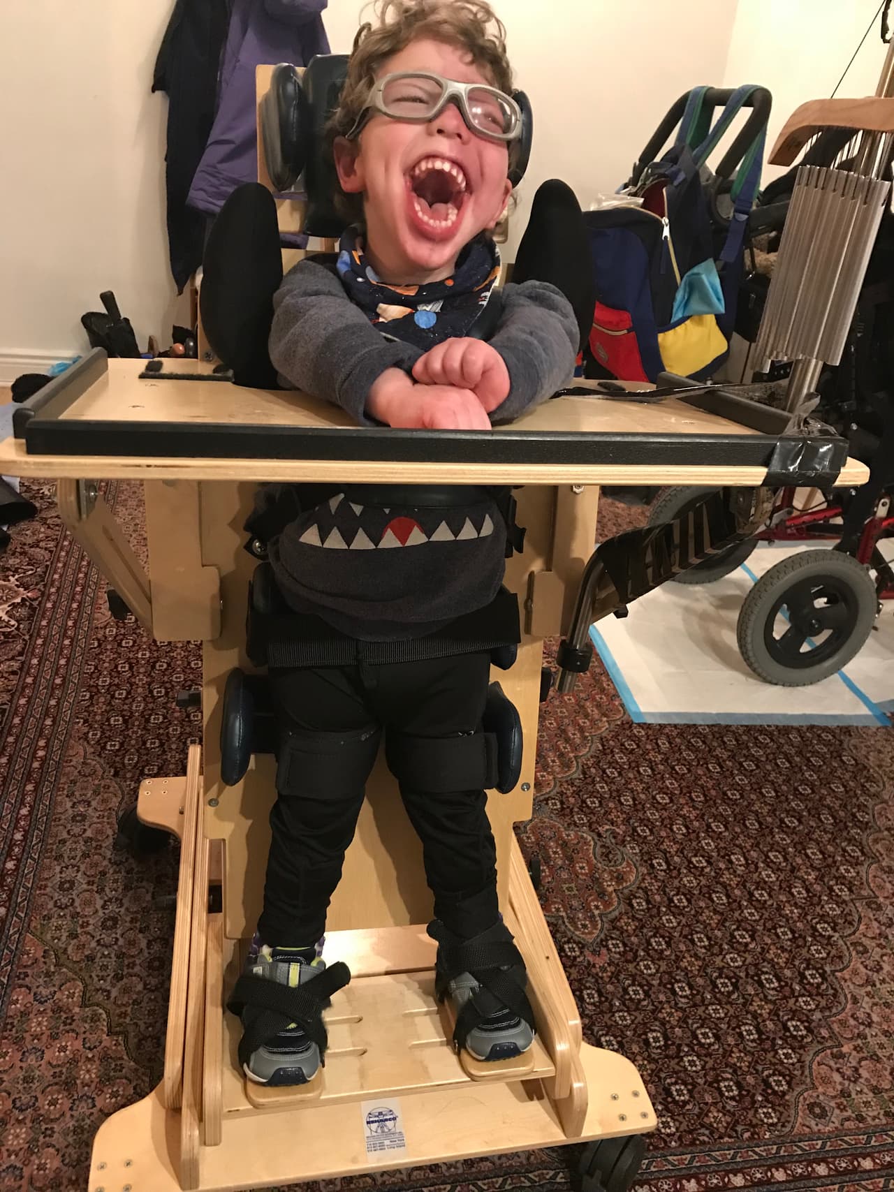 <b>Paradito. </b>Las limitaciones motoras de Ale debido a la parálisis cerebral y a la combinación de hipertonia e hipotonia que afecta su cuerpo hacen que para él sea muy difícil mantenerse parado, caminar y sentarse. Uno de los equipos fundamentales para ayudarlo a fortalecer sus músculos es el 
<i>stander, </i>un aparato en el que debe permanecer por lo menos dos horas diarias. Alejandro recibe terapias física, ocupacional y de lenguaje tres veces por semana en su escuela, pero también en casa.