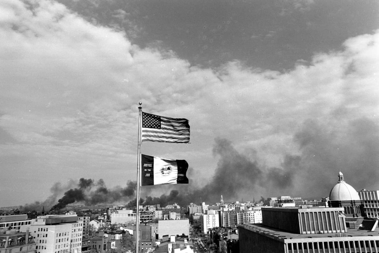 Alrededor del mediodía del 5 de abril numerosos edificios estaban incendiados y los bomberos eran atacados con botellas y rocas, por lo que no podían responder a los incendios. A la 1:00 de la tarde de ese día disturbios estaban en su clímax.