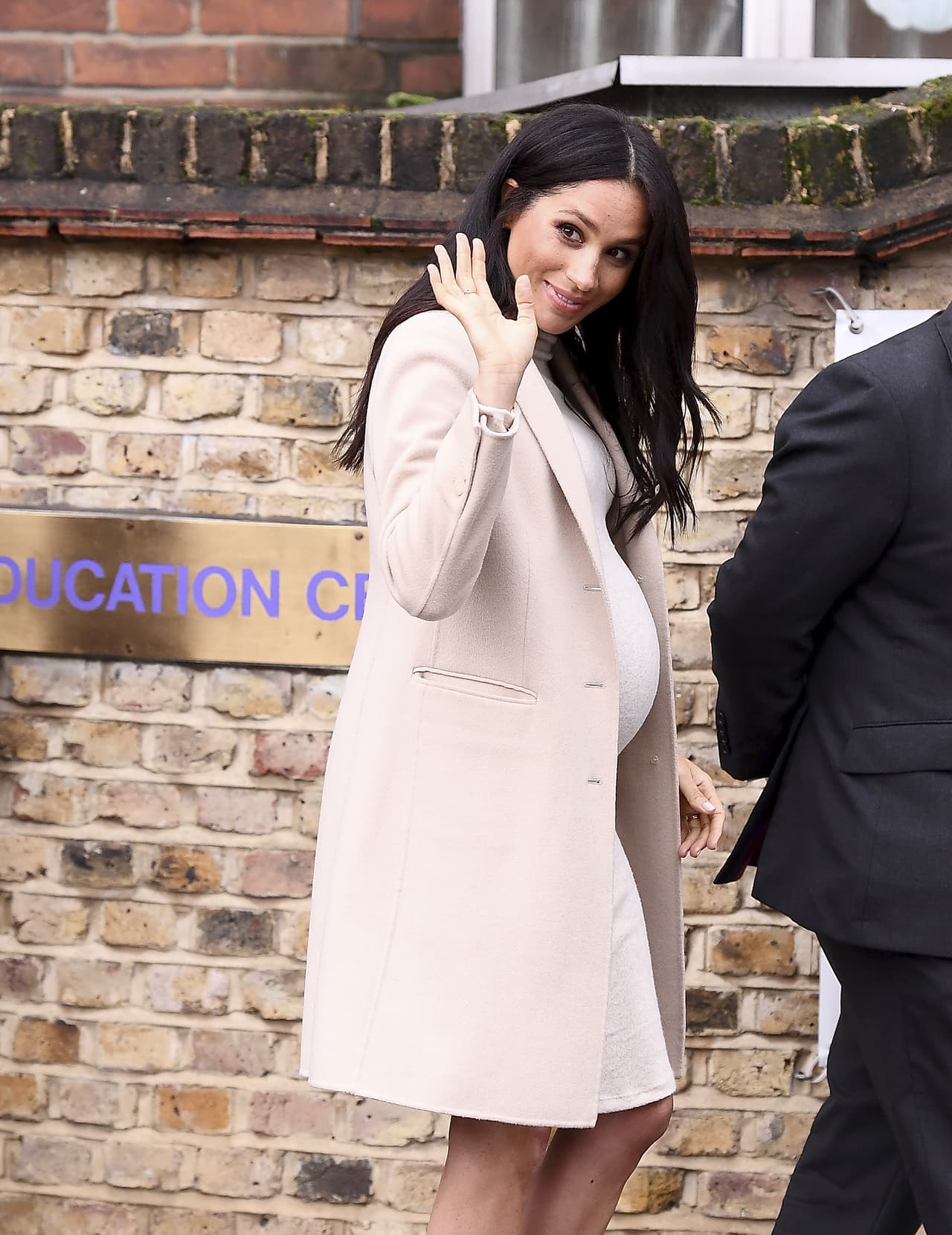 “Meghan está concentrada en estar tranquila y
<b><a href="https://www.univision.com/entretenimiento/realeza/sin-respiro-meghan-markle-su-hermanastra-anuncia-que-publicara-dos-libros-sobre-su-vida"> rodeada de energía positiva</a></b> durante el nacimiento de su bebé. Cree mucho en estas cuestiones”, habría dicho una fuente cercana a la pareja a US Weekly.