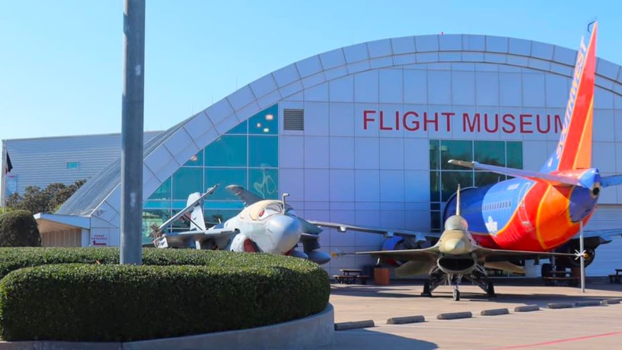 📍 
<b><a href="https://maps.app.goo.gl/jZUd1a4vhJyfzJ7B7" target="_blank">Frontiers Of Flight Museum </a></b>
<br>
<b>Más de 2,000 aficionados y principiantes de todas las edades se reunirán para mirar al cielo juntos </b>en un gran acontecimiento familiar. 
<b>Actividades infantiles, camiones de comida y otras exposiciones</b> mantendrán entretenidos a los asistentes en este evento único en la vida. La celebración se llevará a cabo 
<b>de 10 de la mañana a 4 de la tarde</b>.
<br>
<b><a href="https://www.flightmuseum.com/total-solar-eclipse-2024/" target="_blank">Encuentra más información haciendo clic aquí</a></b>