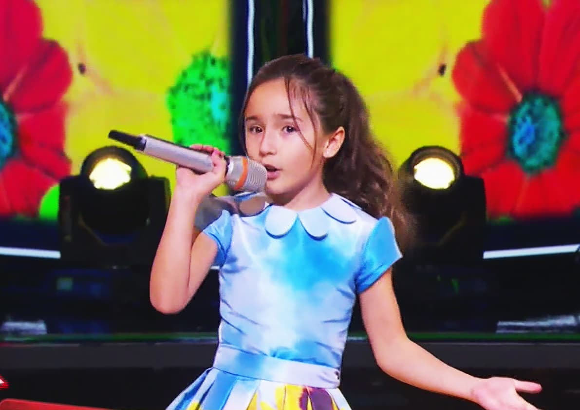 Nuria enamoró una vez más con su voz. Interpretó 'Me voy' de Julieta Venegas y los jueces le dieron un promedio de 8.