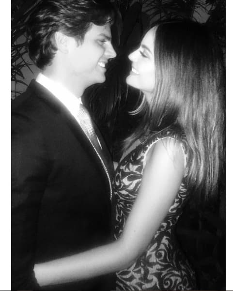 La bonita pareja se comprometió y decidió compartir su felicidad a través de sus redes sociales.